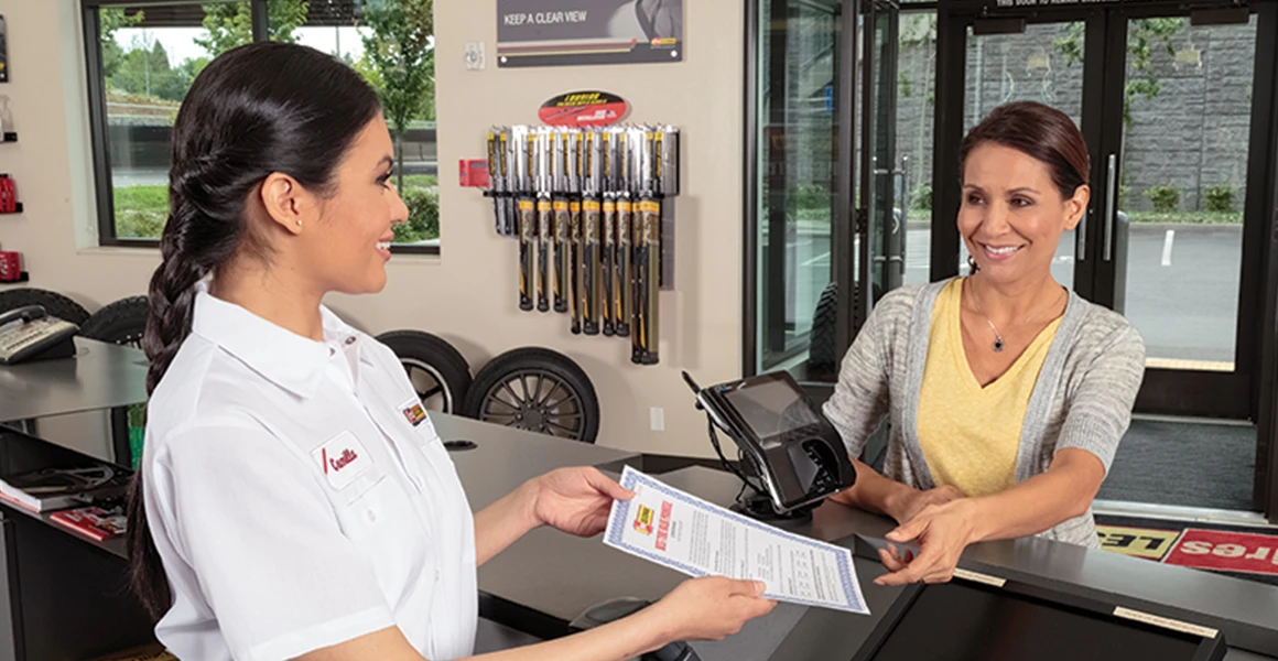 A Les Schwab pro tells a customer about America’s Best Tire Warranty.
