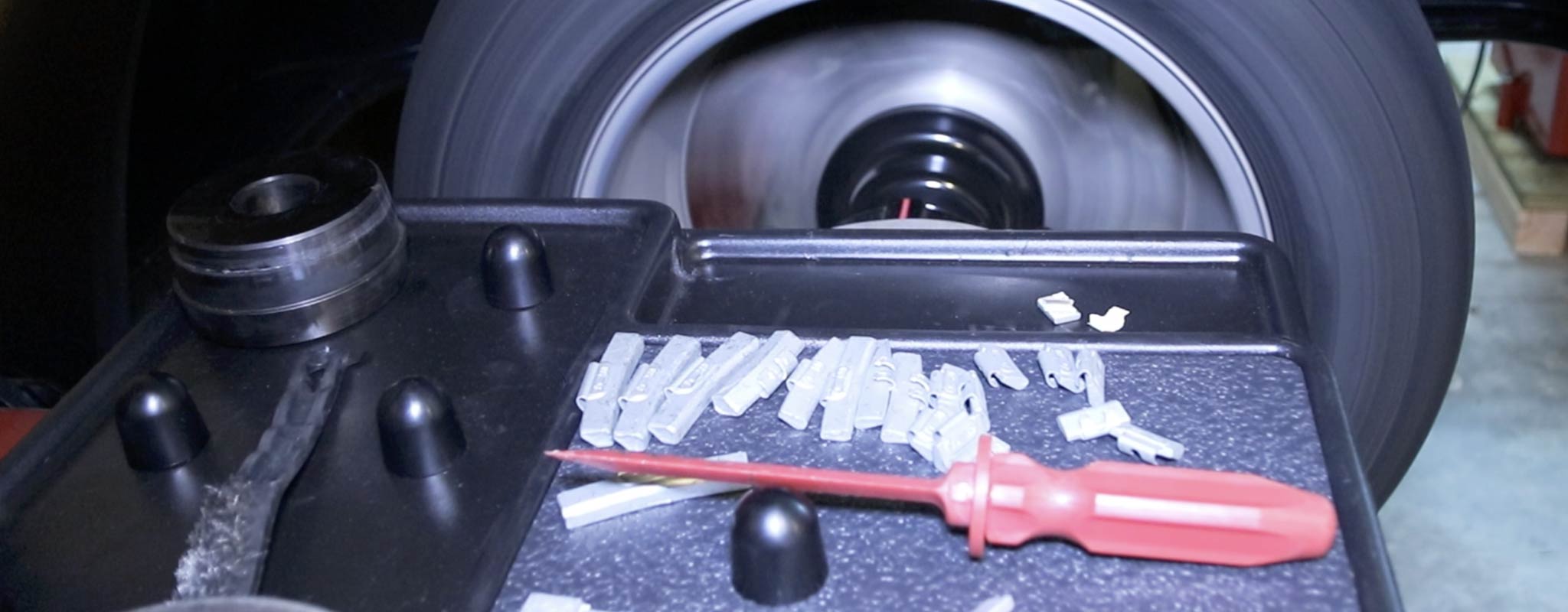 Tire and wheel spinning on a balancing machine