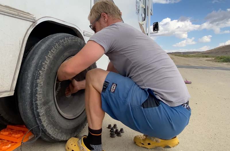 Remove flat tire