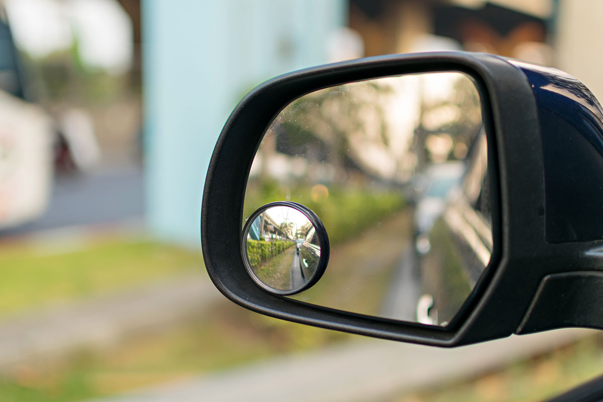 Side mirror with reflection